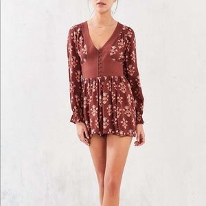 URBAN OUTFITTERS Long sleeved button-down romper
